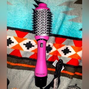 Revlon One-Step volumizer plus 2.0.Happy wife happy life next time I’ll just ask